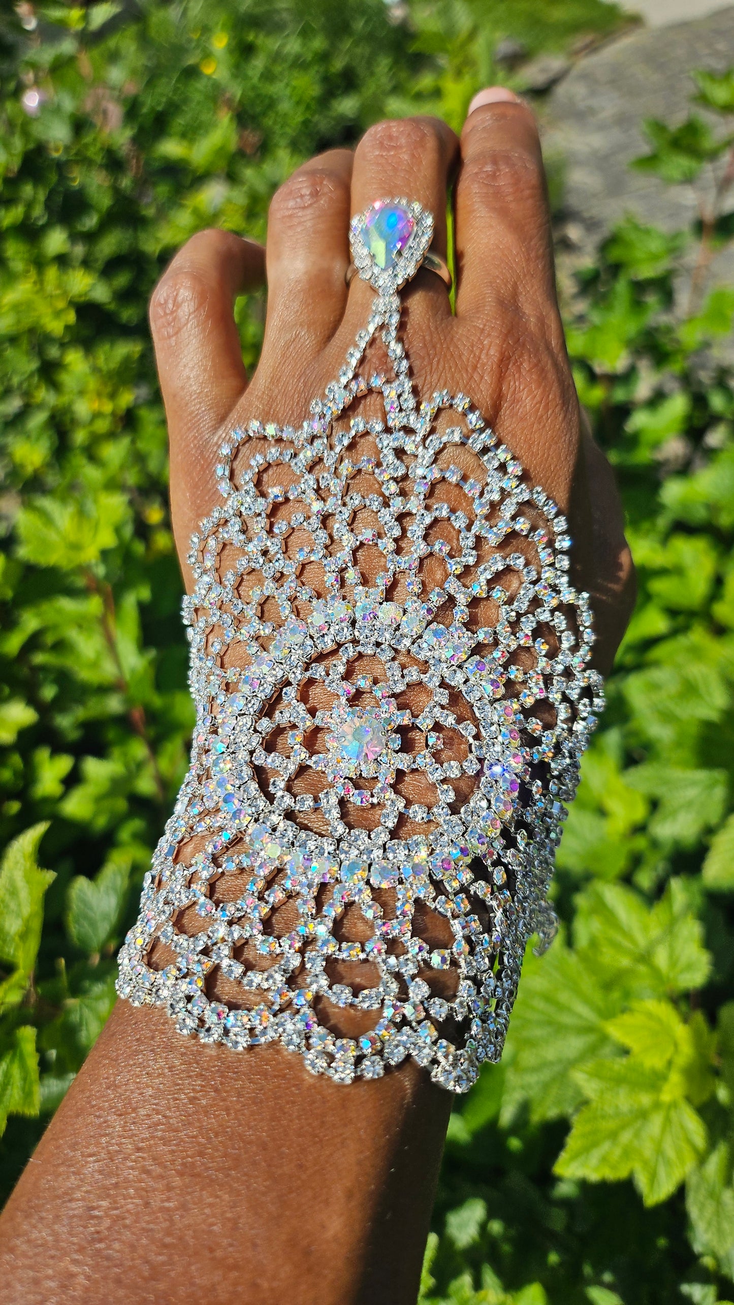 Bijoux de main avec beaucoup de bling bling