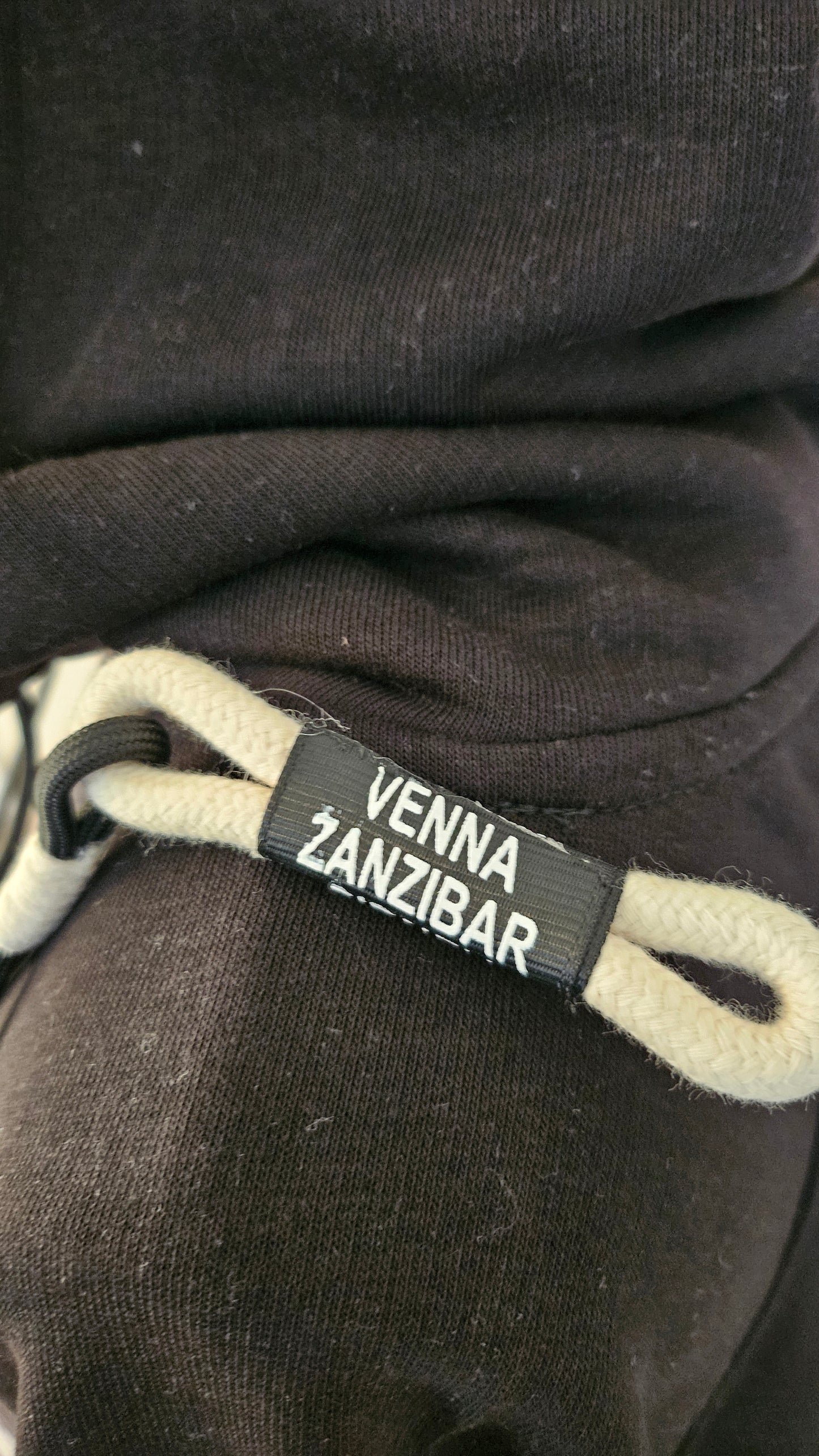 Kapuzenhoodie schwarz mit Seitenschlitz "Snoopy", Gr. onesize bis 44 von ROSE