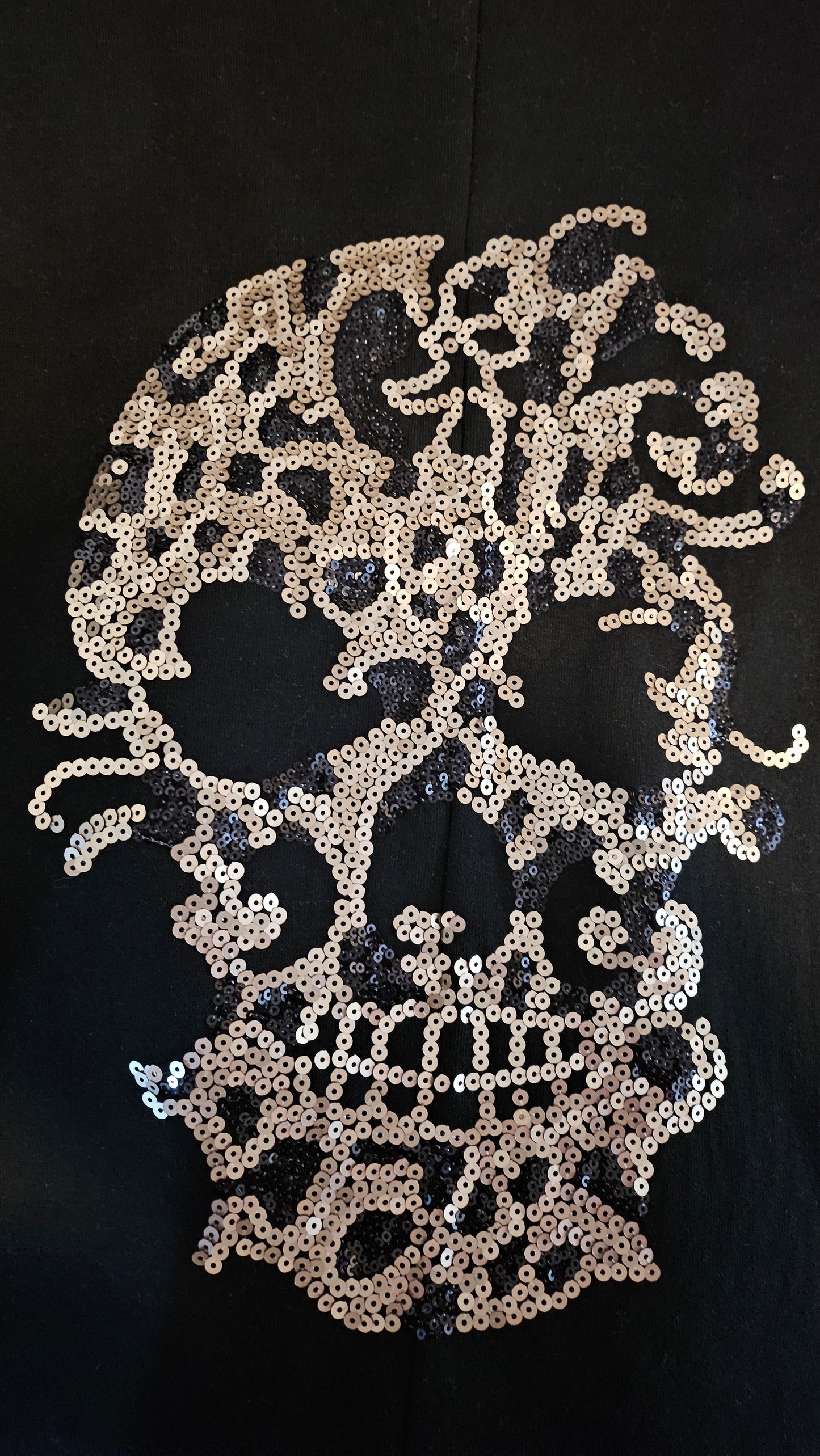 Longpullover schwarz vokuhila mit Paillettentotenkopf, Grösse onesize bis 44/46 von ISSIMA