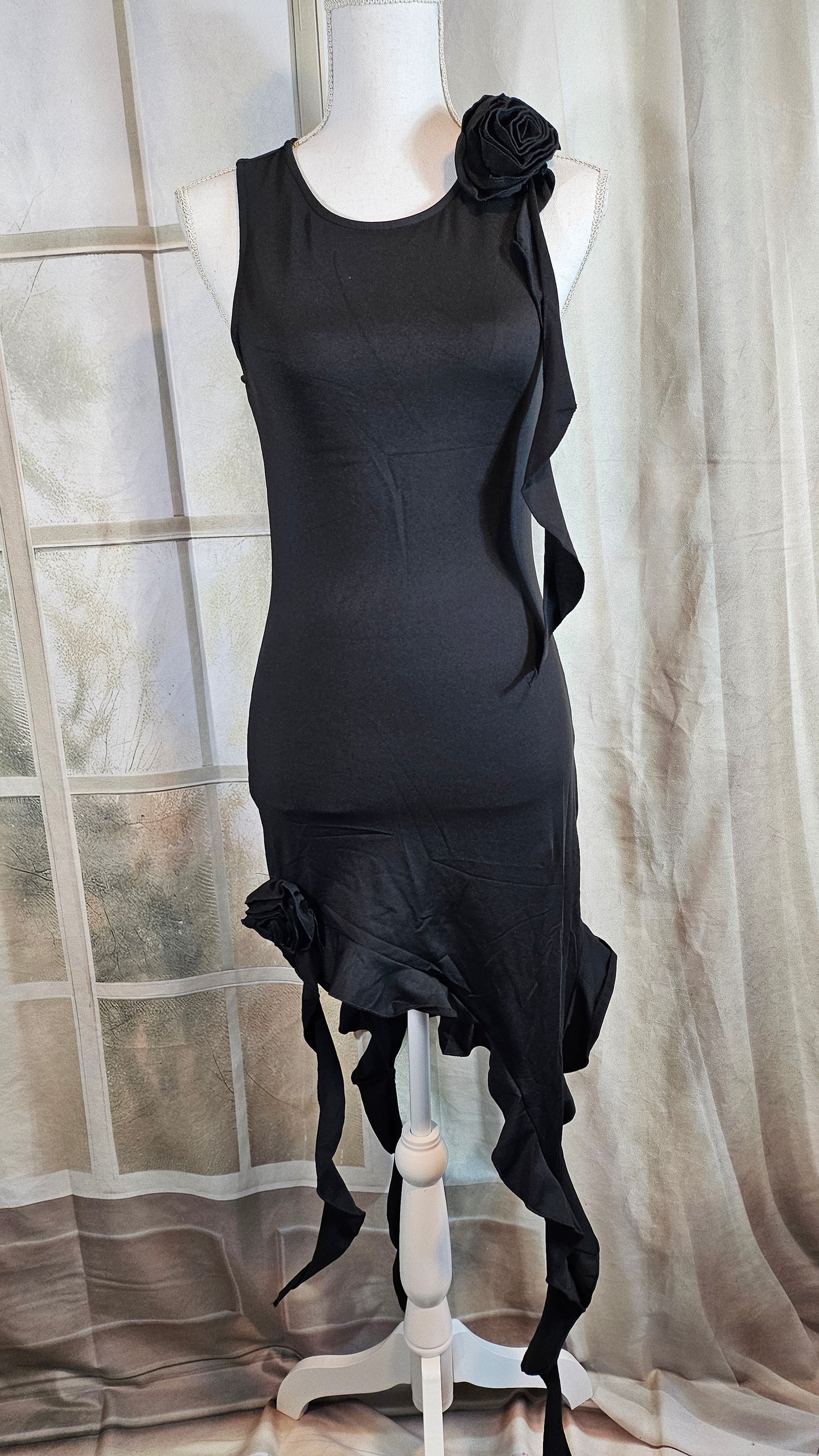 Stretchkleid schwarz und asymethrisch mit Rose bis Grösse 40 von ROSE