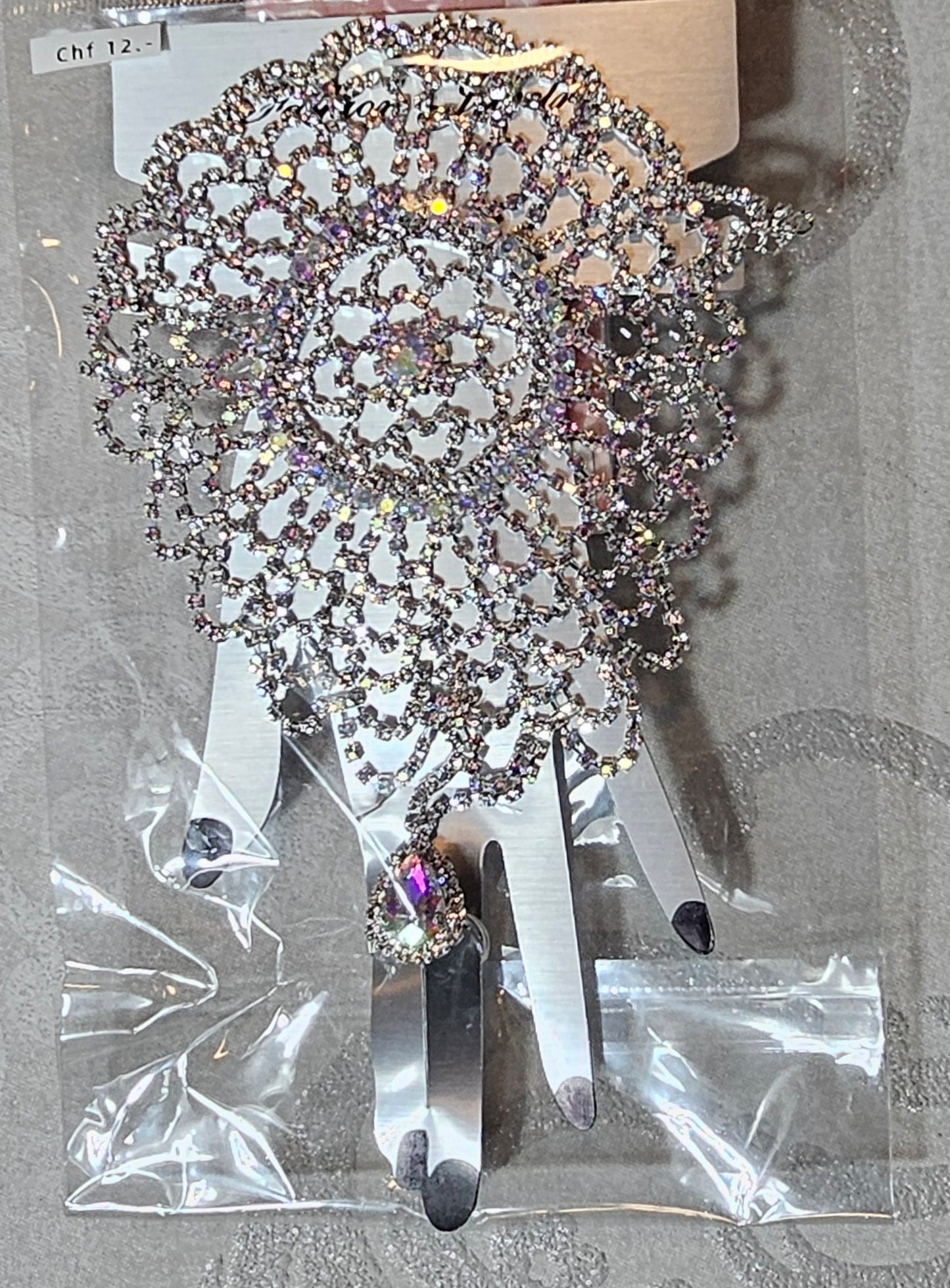 Handschmuck mit viel bling bling