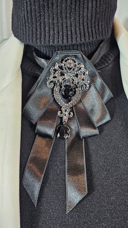 Halsschmuck mit Anstecknadel im BarockStyle