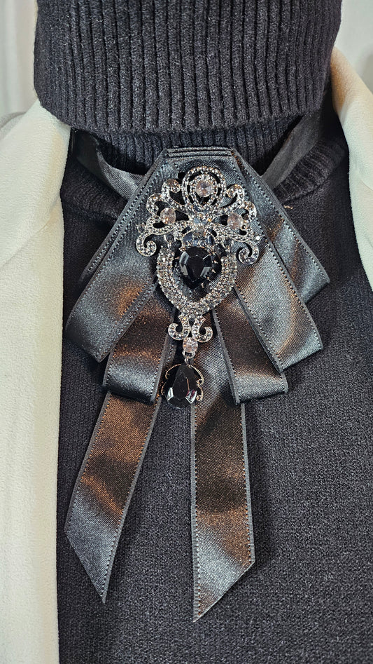 Halsschmuck mit Anstecknadel im BarockStyle