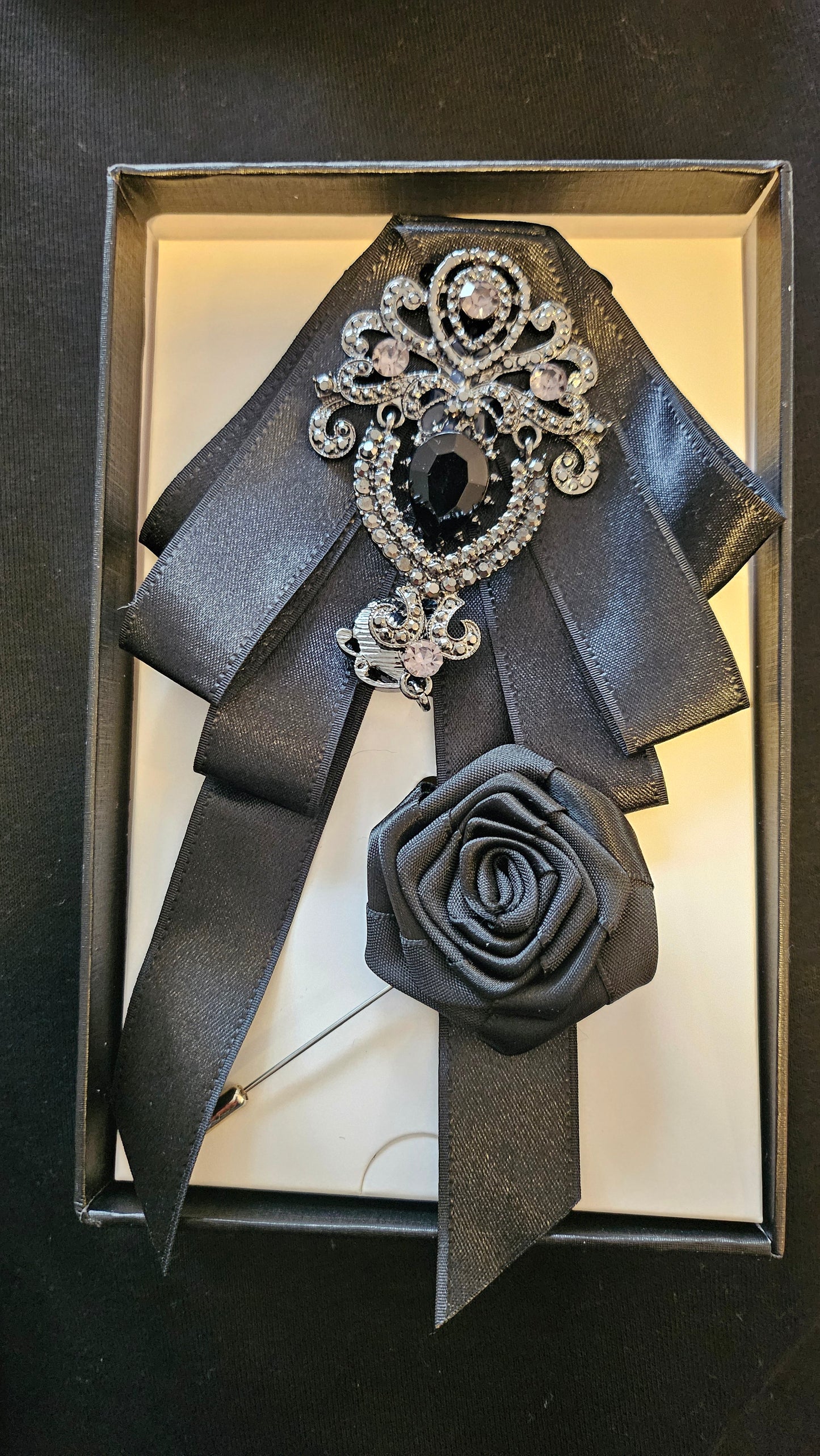 Halsschmuck mit Anstecknadel im BarockStyle