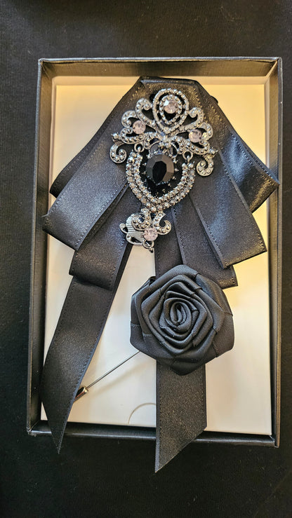 Halsschmuck mit Anstecknadel im BarockStyle