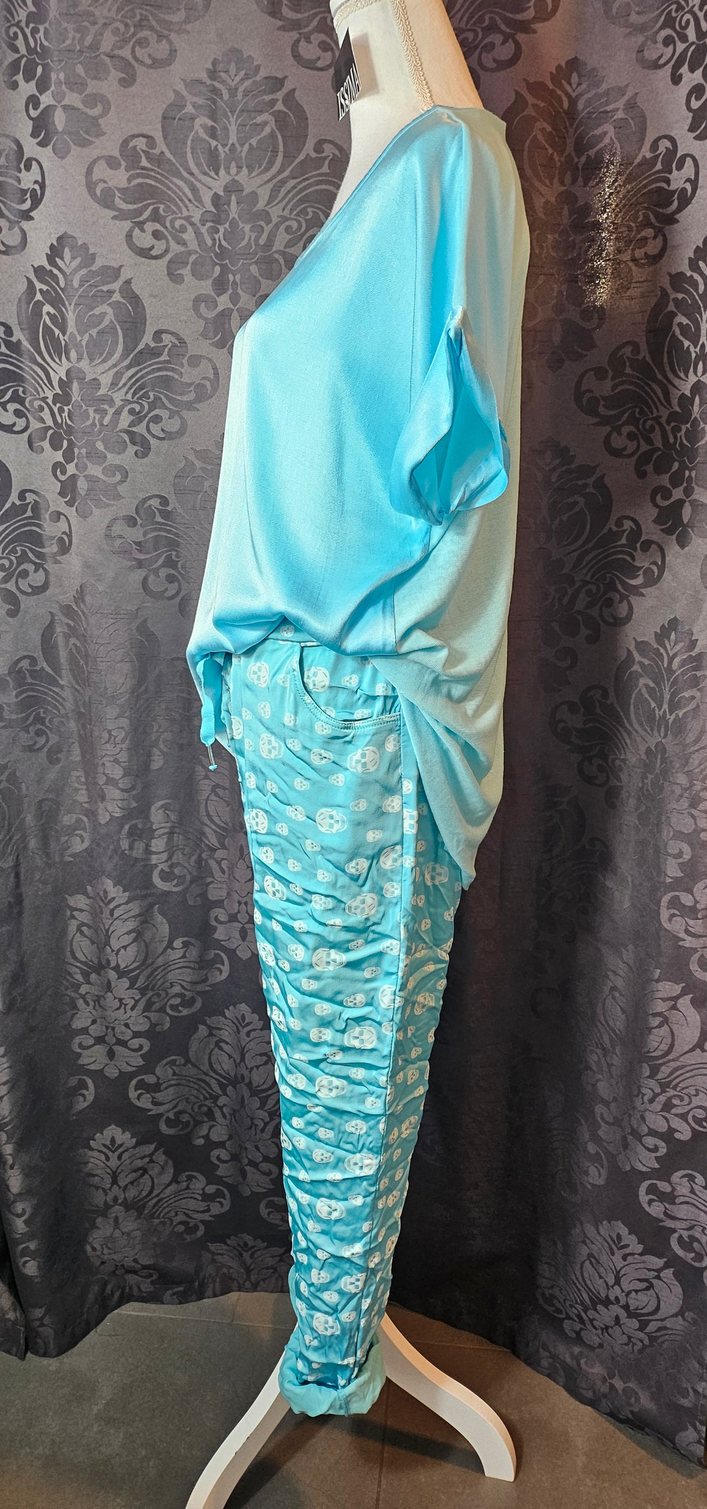 Shiny-Stretchhose, türkis mit Skull, Grösse 42/44 von ISSIMA