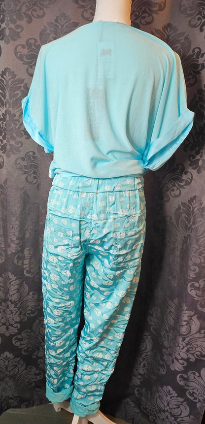 Shiny-Stretchhose, türkis mit Skull, Grösse 42/44 von ISSIMA