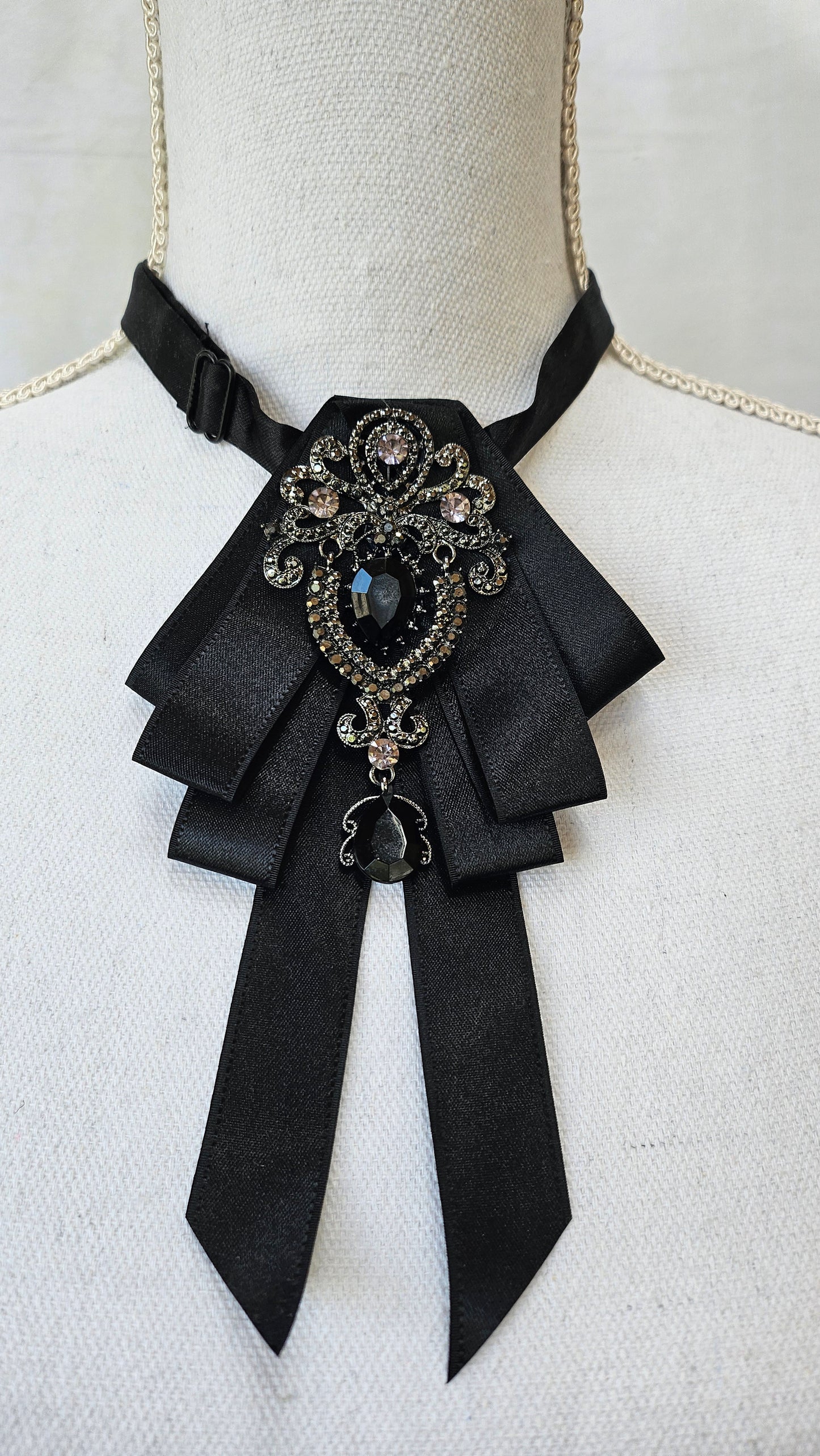 Halsschmuck mit Anstecknadel im BarockStyle