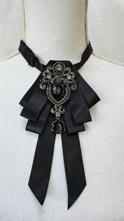 Halsschmuck mit Anstecknadel im BarockStyle