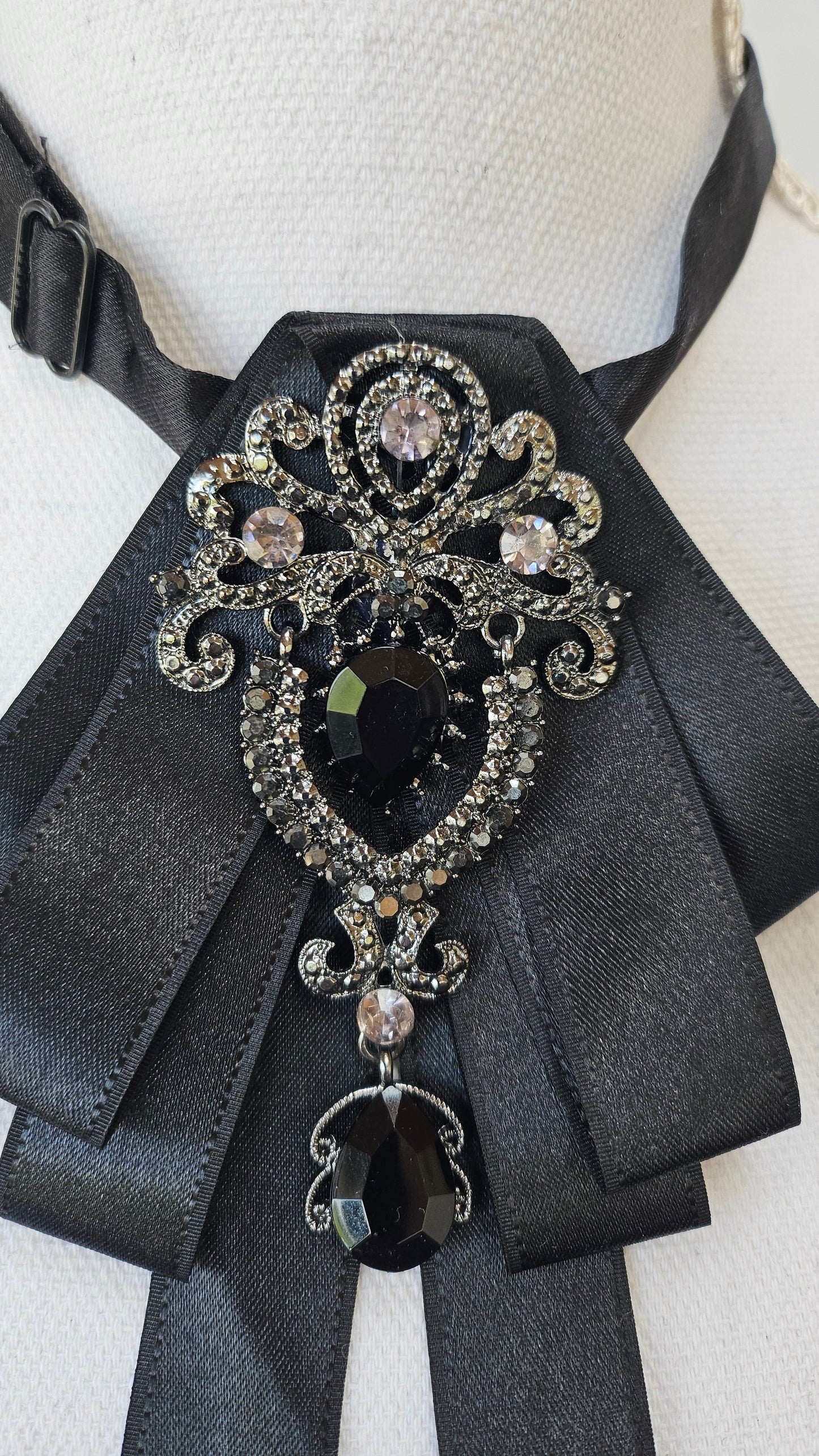 Halsschmuck mit Anstecknadel im BarockStyle