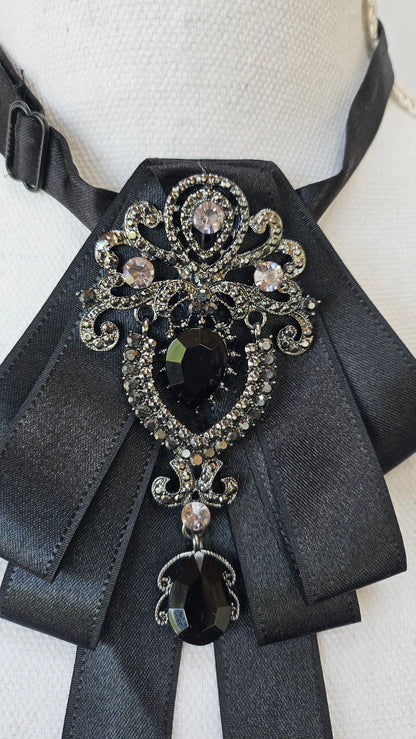 Halsschmuck mit Anstecknadel im BarockStyle
