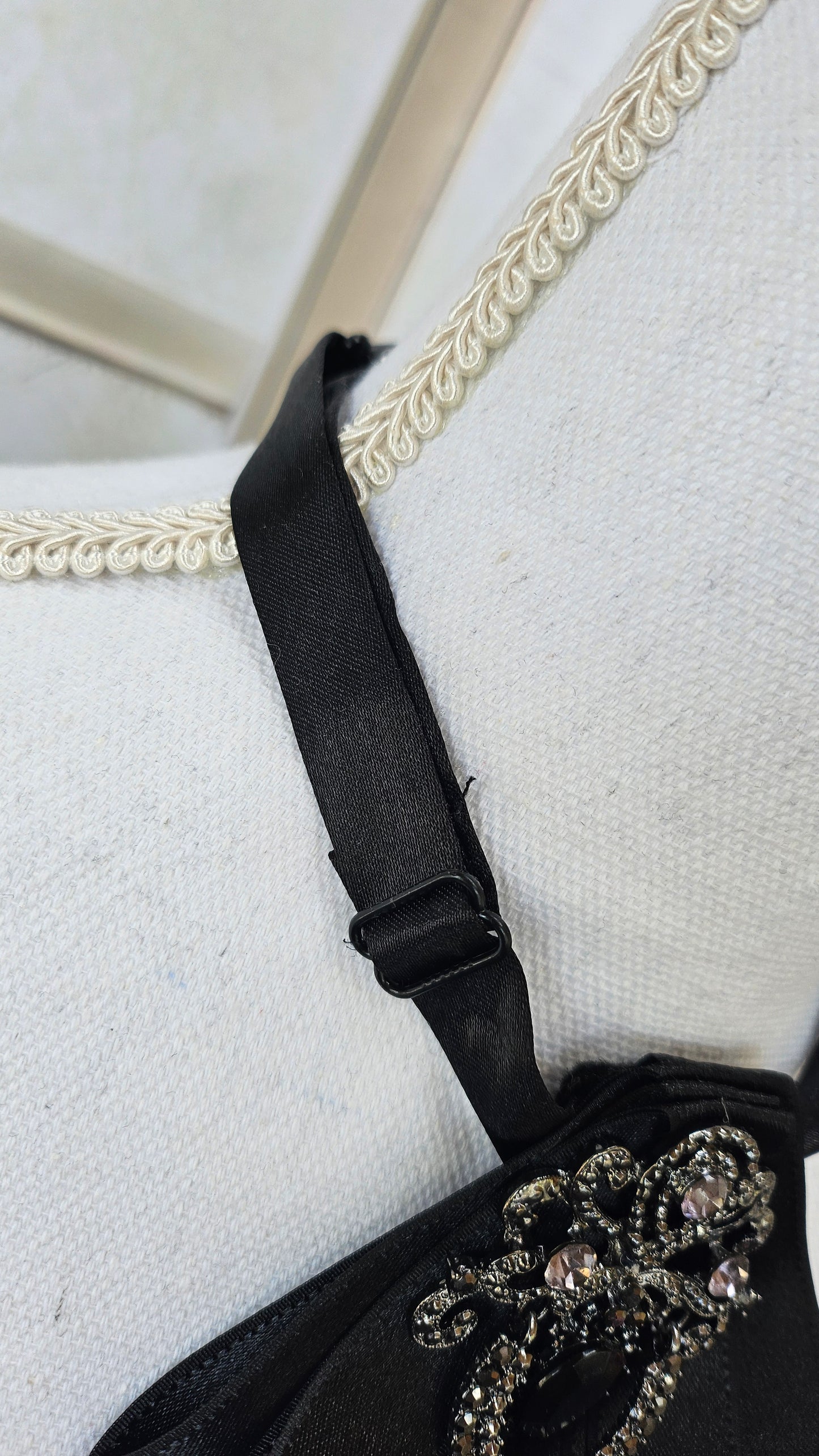Halsschmuck mit Anstecknadel im BarockStyle