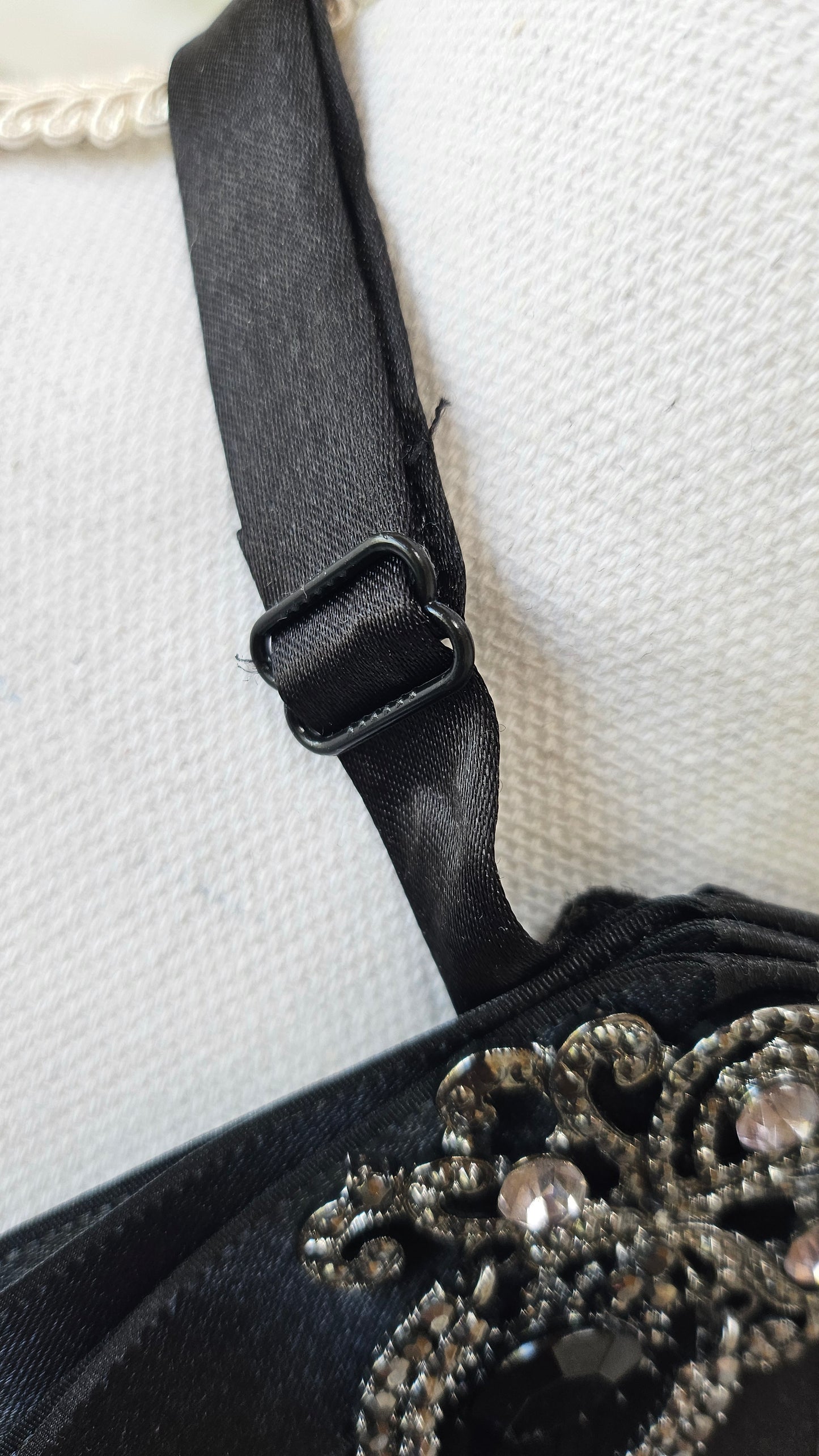 Halsschmuck mit Anstecknadel im BarockStyle