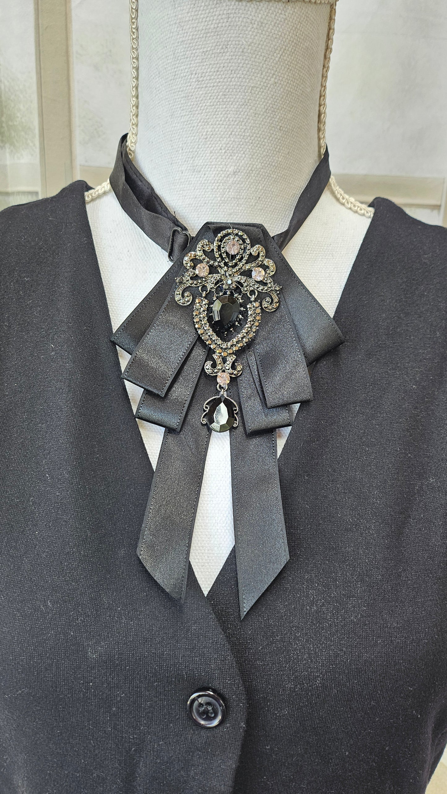 Halsschmuck mit Anstecknadel im BarockStyle