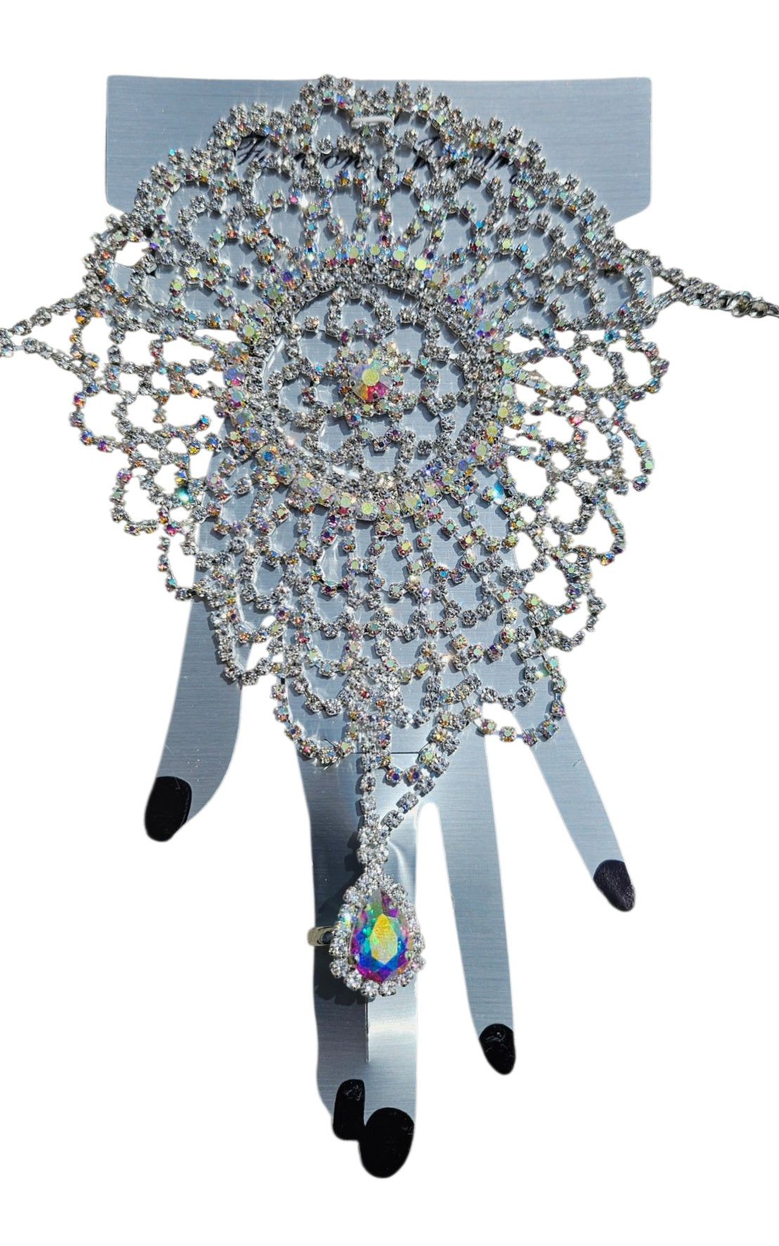 Bijoux de main avec beaucoup de bling bling
