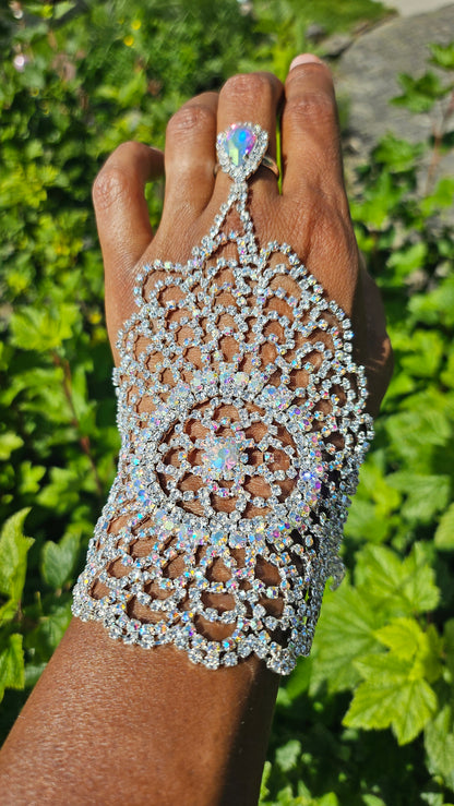 Bijoux de main avec beaucoup de bling bling
