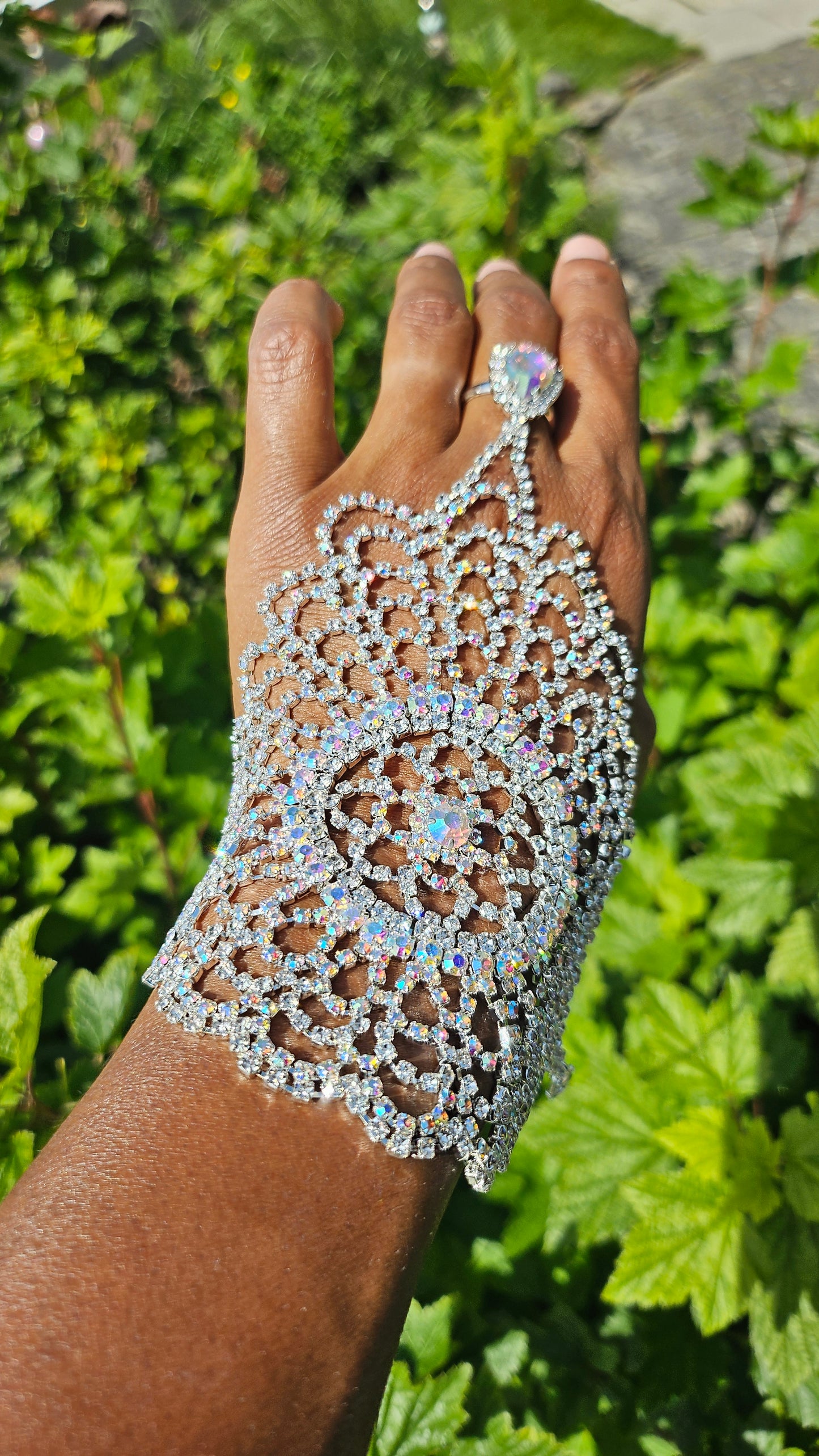 Bijoux de main avec beaucoup de bling bling