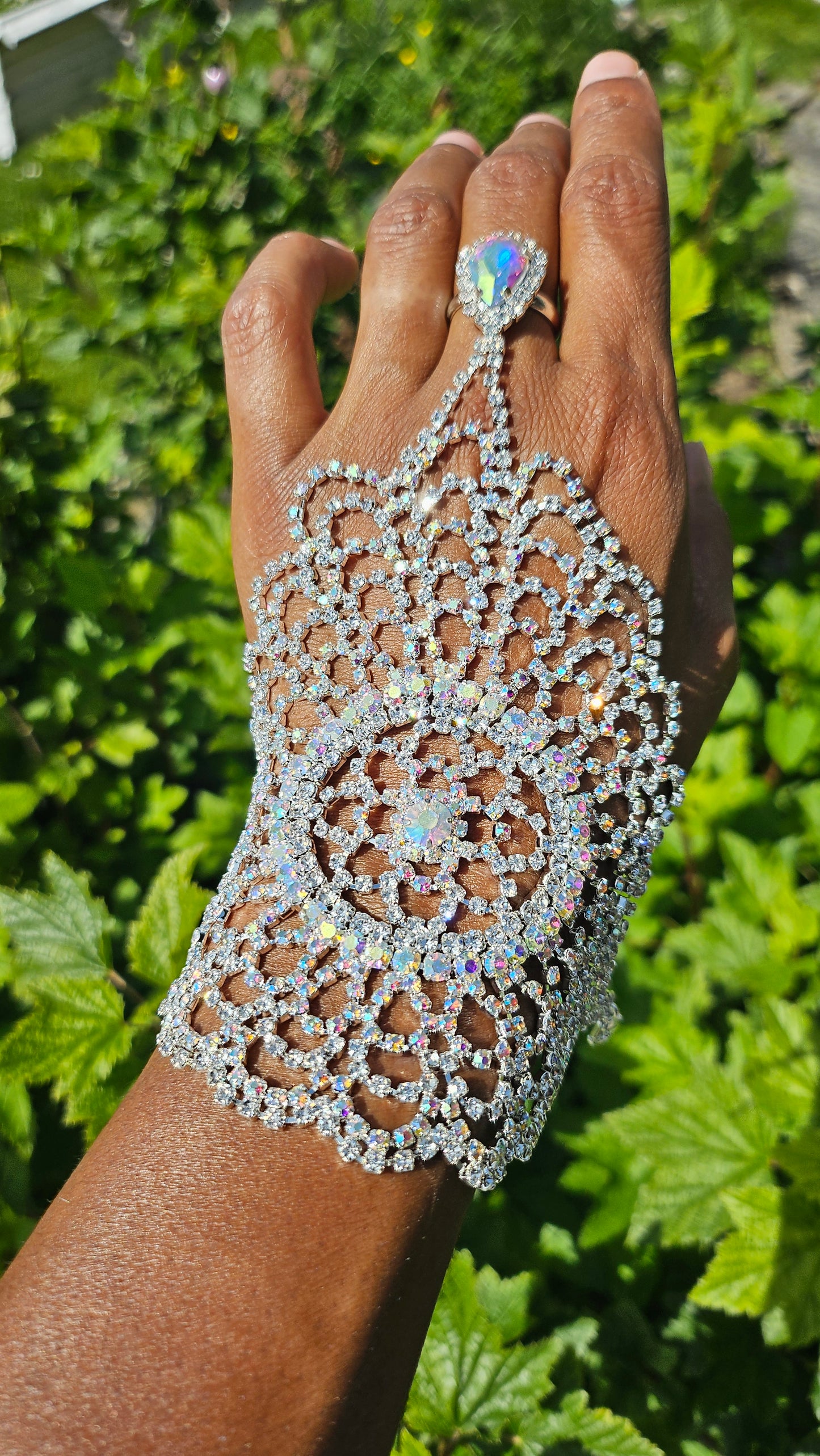 Bijoux de main avec beaucoup de bling bling