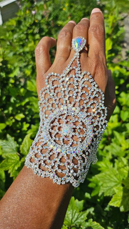 Bijoux de main avec beaucoup de bling bling