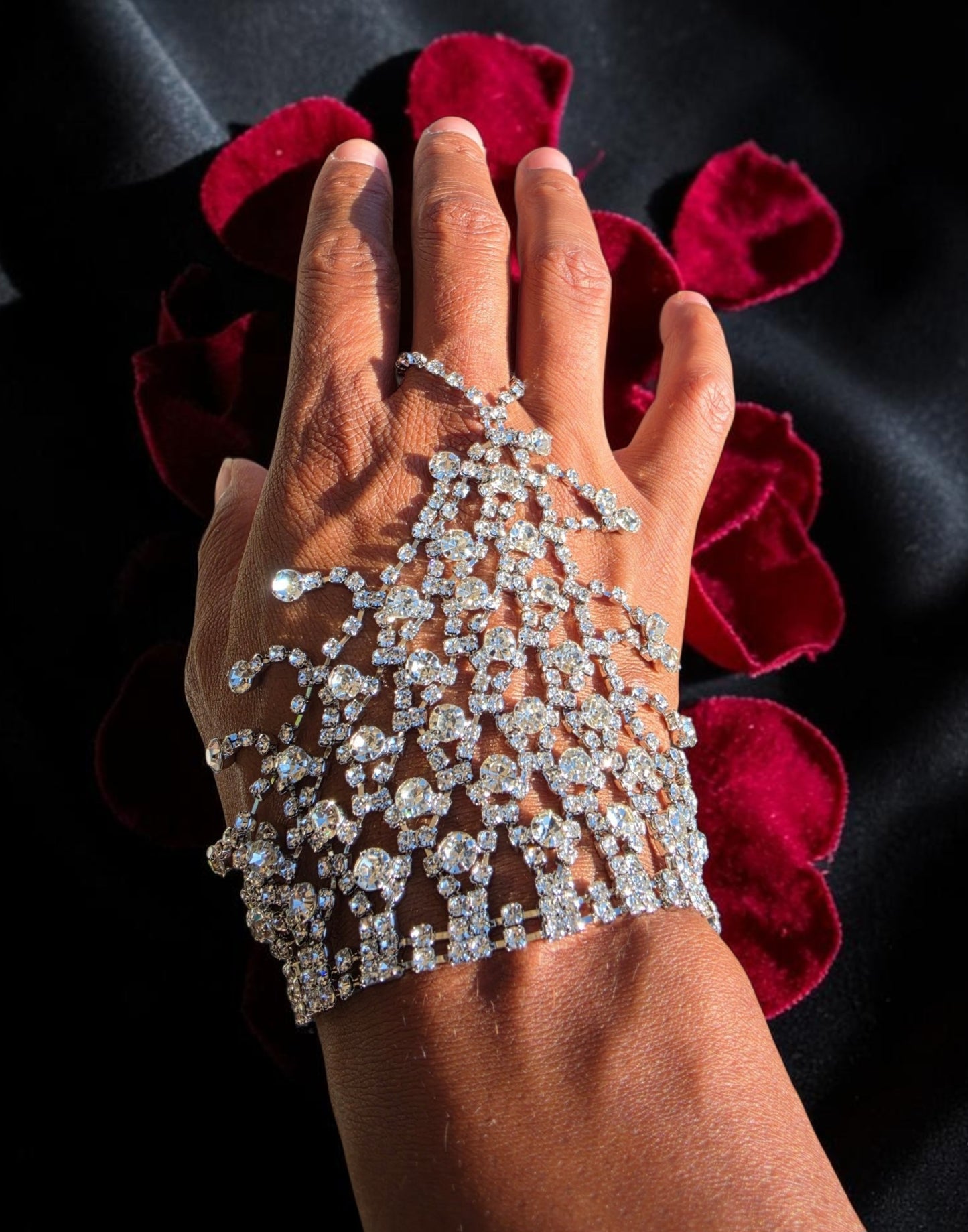 Bijoux de main avec beaucoup de bling bling