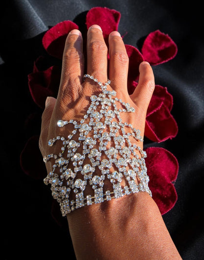 Bijoux de main avec beaucoup de bling bling
