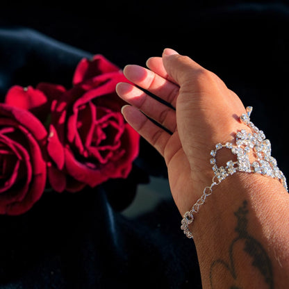 Bijoux de main avec beaucoup de bling bling