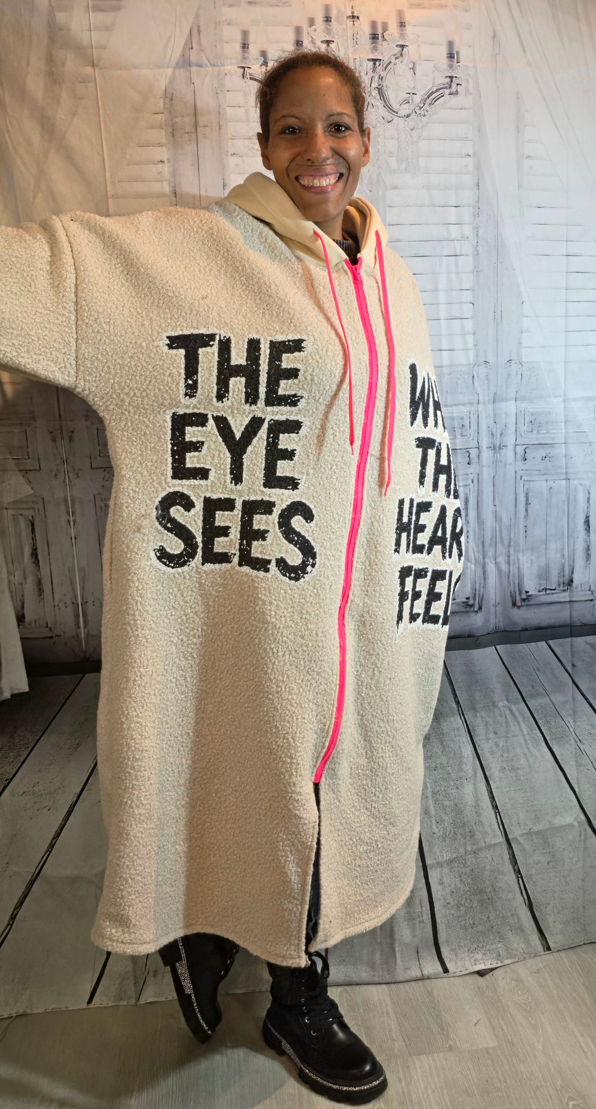 Kapuzenjacke extralang beige "The eys sees....", Grösse 40-46/48