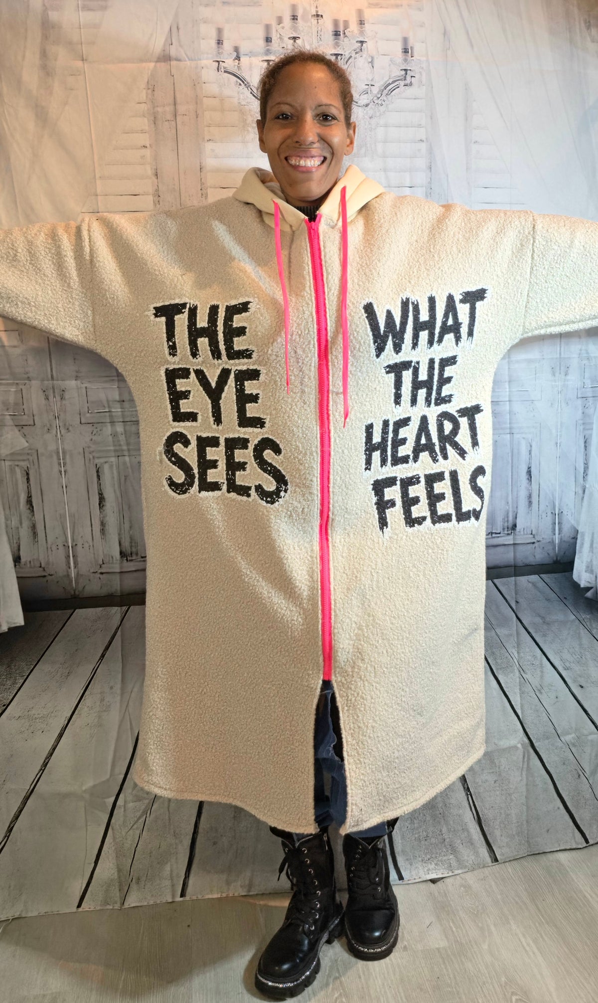 Kapuzenjacke extralang beige "The eys sees....", Grösse 40-46/48