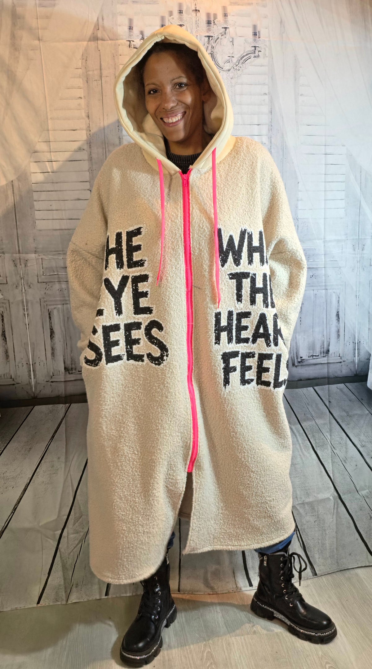 Kapuzenjacke extralang beige "The eys sees....", Grösse 40-46/48