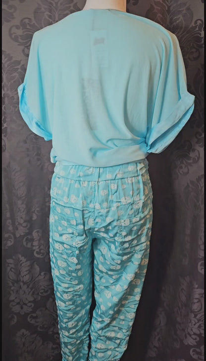 Shiny-Stretchhose, türkis mit Skull, Grösse 42/44 von ISSIMA