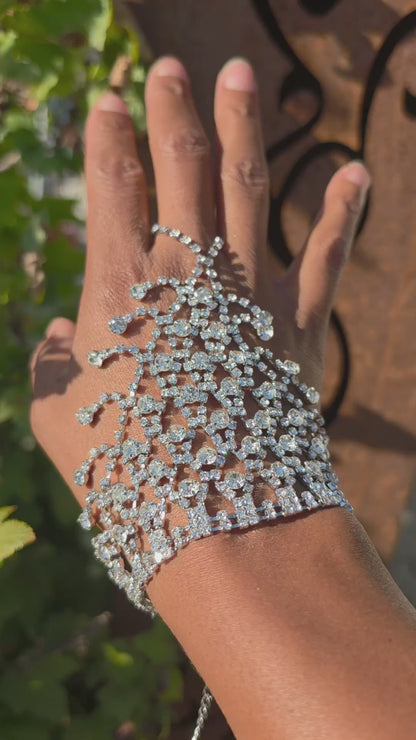 Bijoux de main avec beaucoup de bling bling