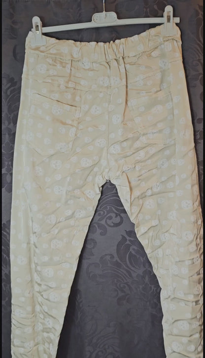 Shiny-Stretchhose, beige mit Skull, Grösse 42/44 von ISSIMA